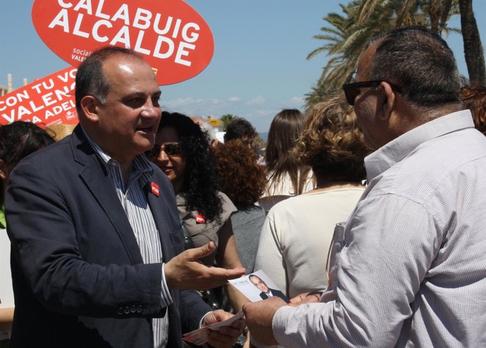 Joan Calabuig Reparte Propaganda En El Paseo Marítimo De Valencia