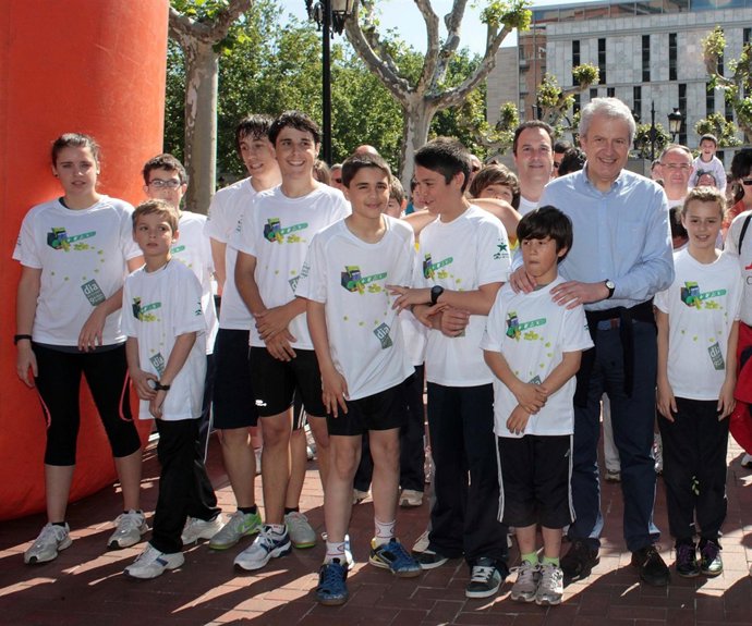 Emilio Del Río Junto A Los Participantes De La Carrera Del Día De Europa
