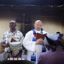 kenia gente rezando paz fin masacre cura africa