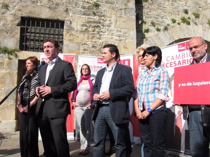 Candidatos Del PSN Al Parlamento De Navarra En La Ciudadela De Pamplona.
