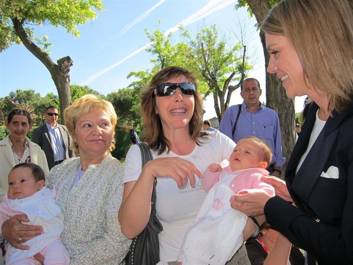 Cospedal Con Dos Mellizas En Valdeaveruelo (Guadalajara)