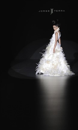 Noelia López Vestida De Novia Para Jorge Terra En Cibeles Novia