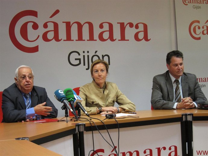 La Candidata Del PP A La Alcaldía De Gijón Junto A La Directiva De La Cámara De 