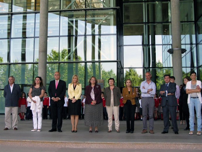 FOTO//ASAMBLEA DE MADRID// La Asamblea Guarda Cinco Minutos De Silencio Por La Ú