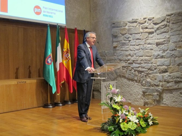 El Presidente De Navarra, Miguel Sanz, En La Celebración Del Día De Europa.