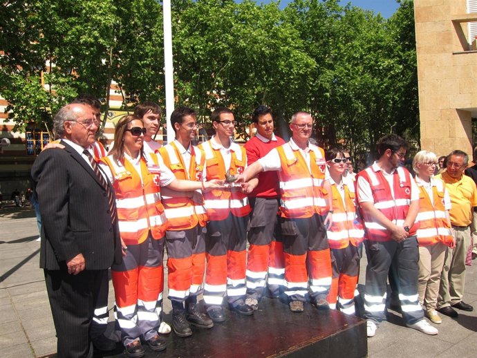 Voluntarios De Cruz Roja Tras Recibir El Premio