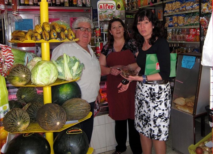 La Candidata Del PA, Pilar González, En Un Comercio Del Barrio De Rochelambert