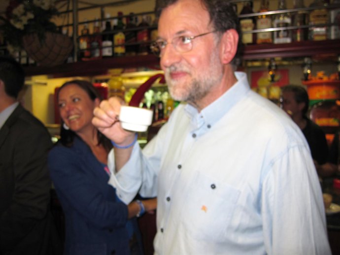 Mariano Rajoy Tomando Un Café