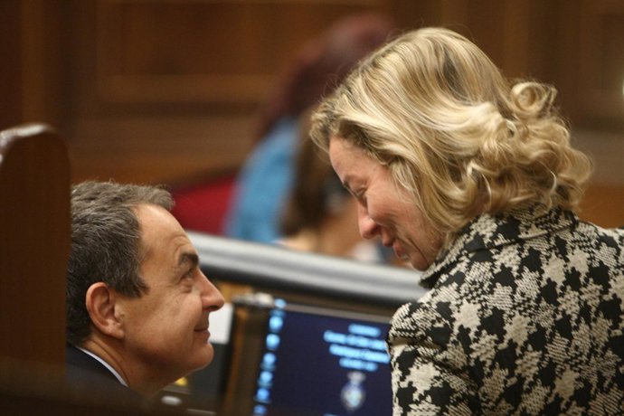 Ana Oramas (CC) charlando con Zapatero en el Congreso