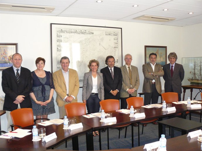 Calvo Con La Junta De La Cámara De Comercio.