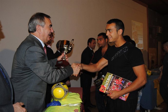 González Tovar Entregando Uno De Los Premios