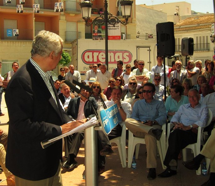Javier Arenas Observa Un Camión Con Su Nombre Como Eslogan Publicitario