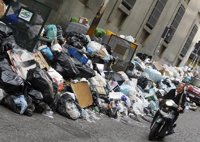 Berlusconi envía de nuevo al Ejército a limpiar la basura de Nápoles