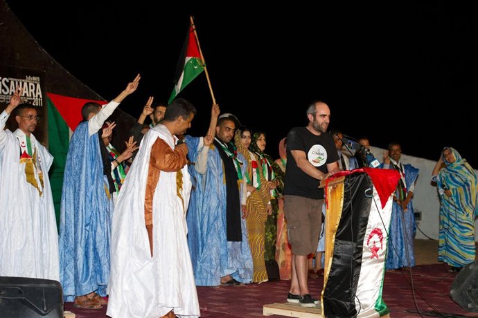 Lluis Tosar Dando Un Discurso En El Sahara 