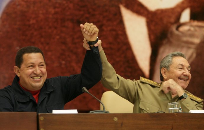 Los Presidentes De Venezuela , Hugo Chávez, Y De Cuba, Raúl Castro.