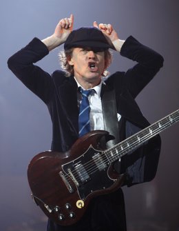 El Guitarrista De AC/DC Angus Young Durante Un Concierto