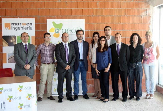 Felipe López Y Javier Martínez Con Trabajadores De La Firma