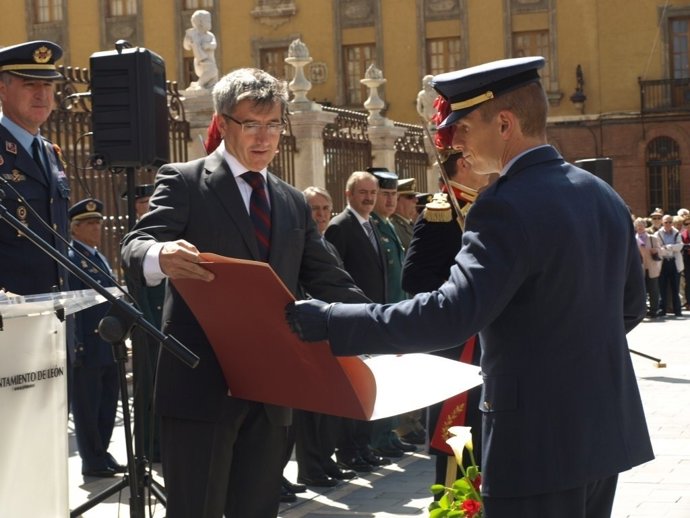 El Alcalde De León Otorga El Título A Uno De Los Alumnos De La Base Aérea
