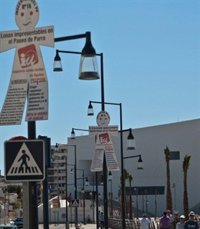 IU-Verdes coloca 30 muñecos de las inocentadas en farolas de Águilas donde recogen propuestas y críticas