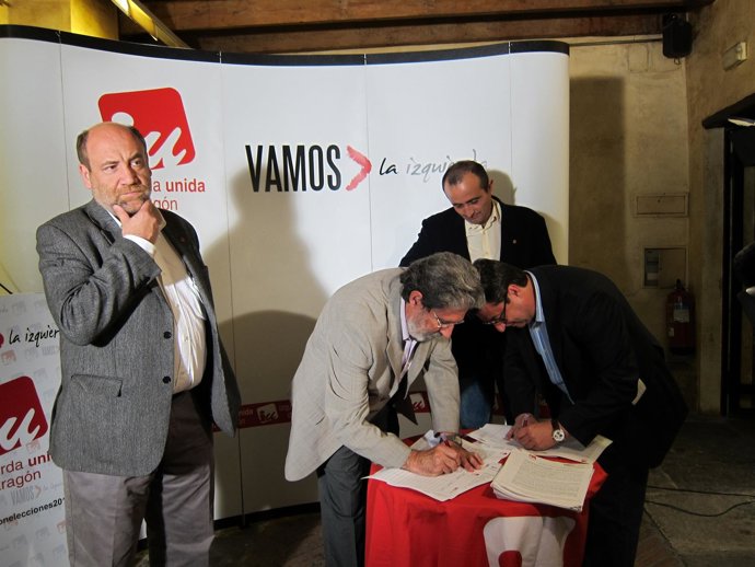 Los Candidatos De IU Firman El Manifiesto En Zaragoza