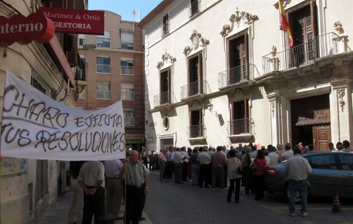 Regantes Concentrados A Las Puertas De La CHS