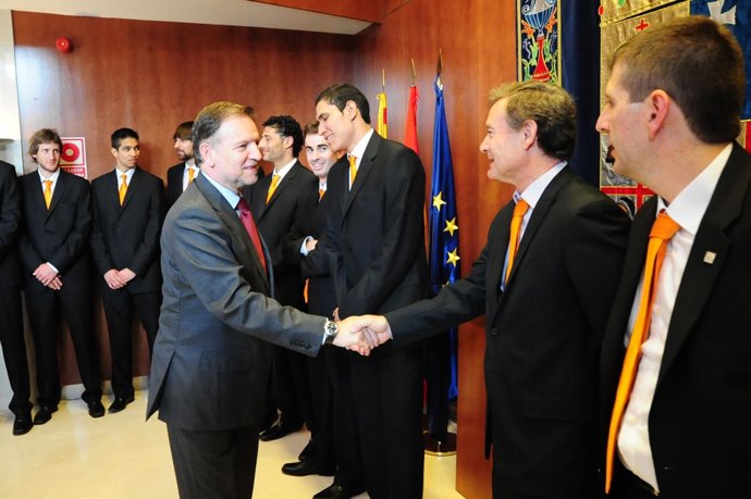 Iglesias Junto A Los Miembros Del Equipo