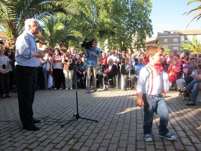 Barreda Con Un Niño En Un Mitin En La Calle En Elche De Sierra 