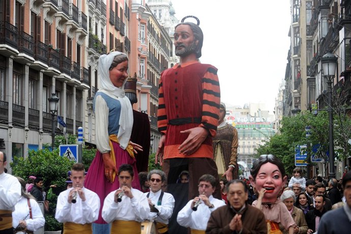 Pasacalles De Gigantes Y Cabezudos En Madrid