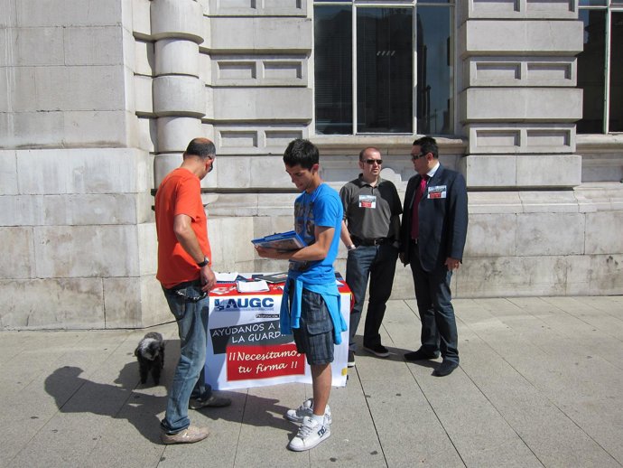 Recogida Firmas AUGC Y UO En Santander