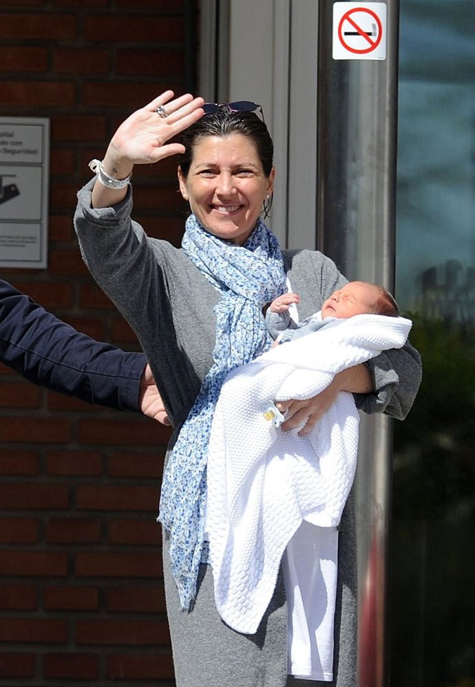 Sara Baras Y Su Bebe Salen Del Hospital        