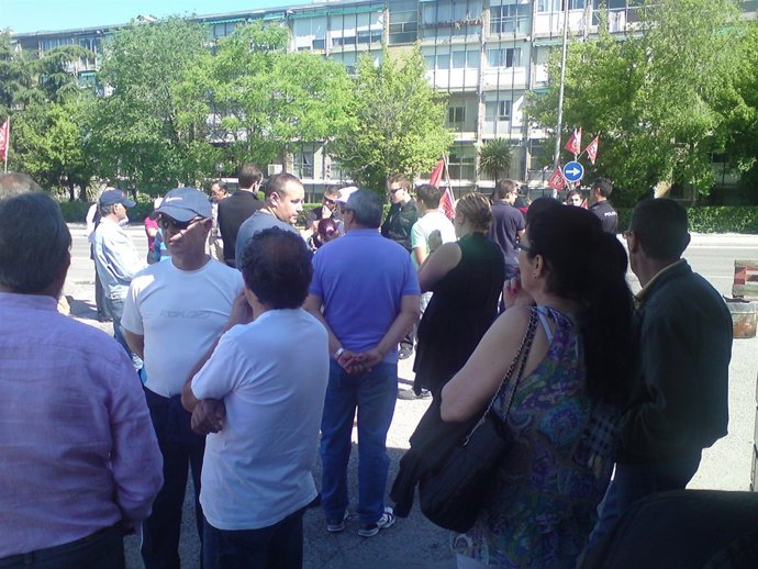 Delegados A La Puerta De Clesa, Junto A La Policía