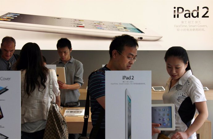 Customers Look At Various Ipad 2 Products During The China Launch At An Apple St