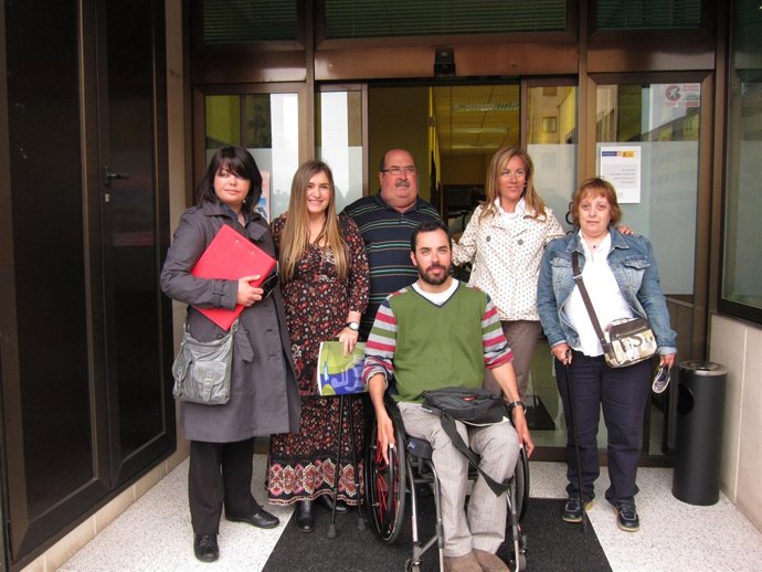 La Candidata Del PP A La Alcaldía De Gijón Con Responsables De Cocemfe