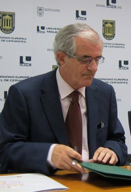Álvarez Guisasola, Durante La Firma De Un Convenio En La UEMC.