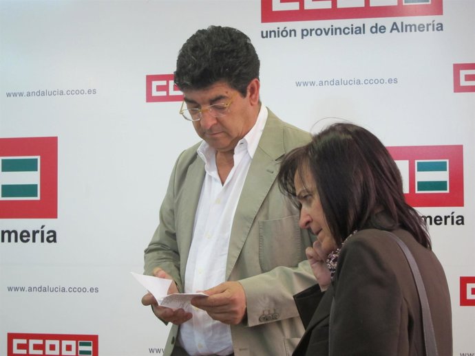 Valderas Consulta Unas Notas Junto A La Coordinadora Provincial De IU En Almería