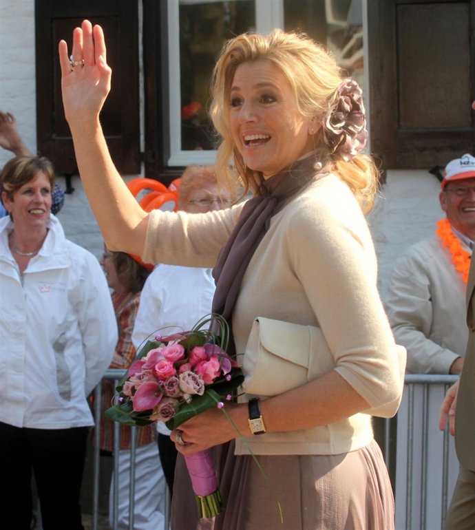 La Princesa Maxima De Holanda Saludando