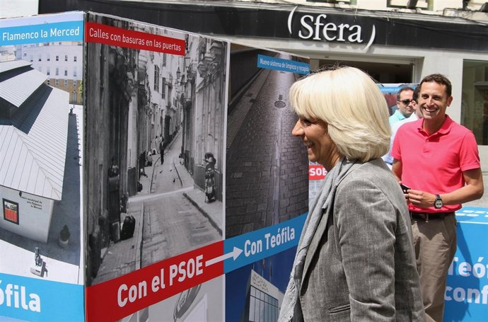 Teófila Martínez Visionando La Exposición De Su Campaña Electoral