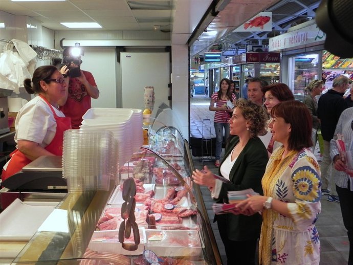 Aina Calvo Y Francina Armengol En El Mercat De Santa Catalina