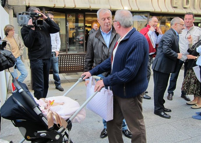 Pachi Vázquez En Un Paseo Electoral Por Ourense