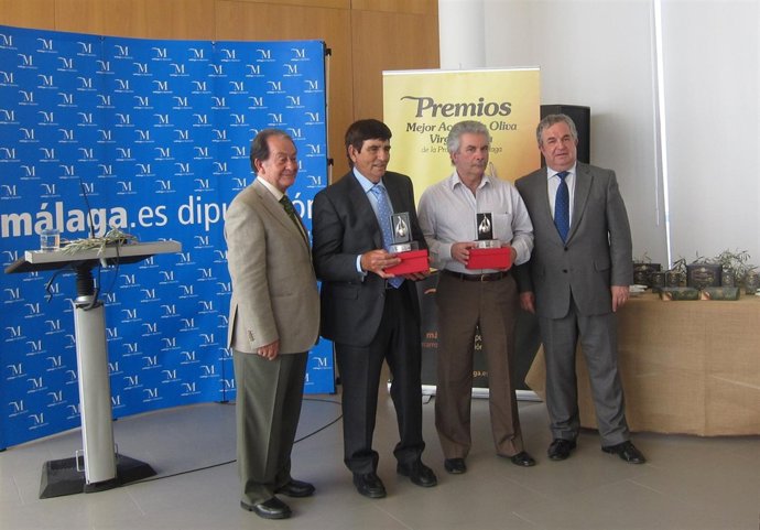 Mora (Izqda.) Y Pendón (Dcha.) Junto A Los Premiados