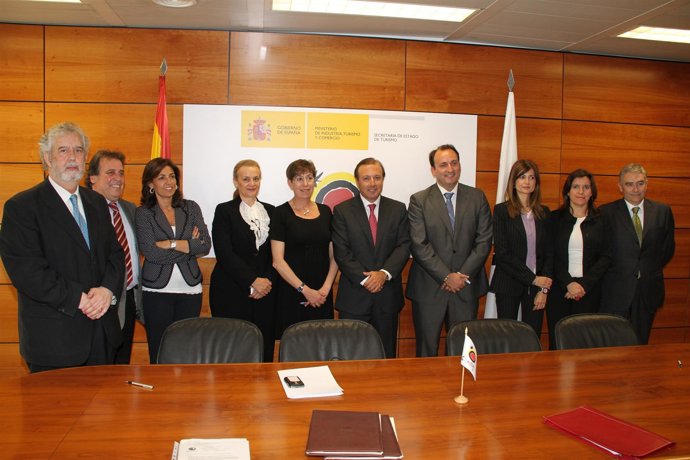 Foto De Familia Del Acuerdo De Colaboración En Promoción Del Turismo Náutico