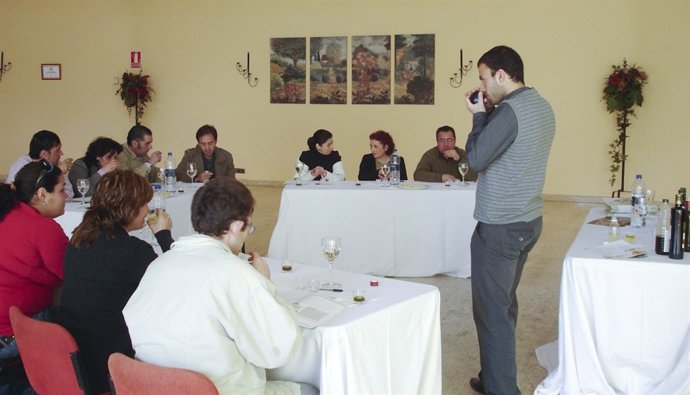 DO Estepa Y Hoteles Fuerte Forman A Sus Empleados En Aceite De Oliva.