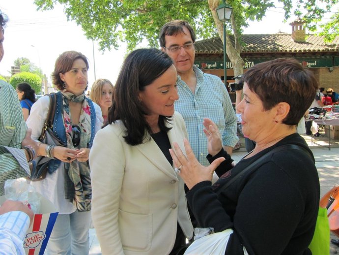 Paloma Barredo  En Campaña En El Mercadillo Del Martes