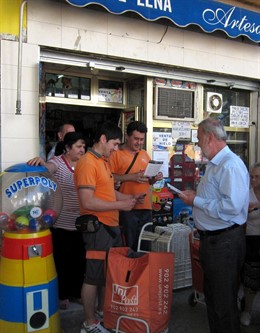 Torrijos Repartiendo Propaganda Electoral En Tres Barrios