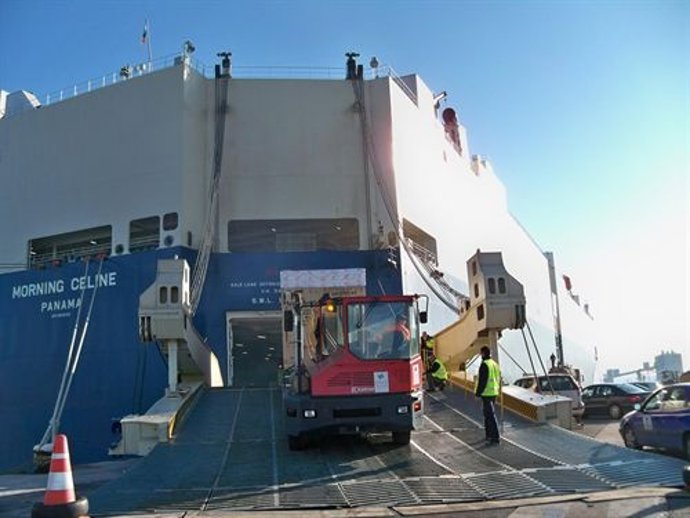 Barco en el puerto de Santander