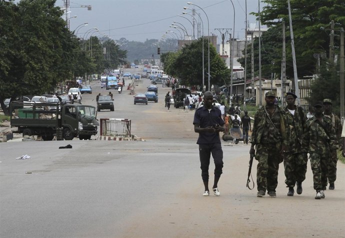 Soldados En Las Calles De Costa De Marfil
