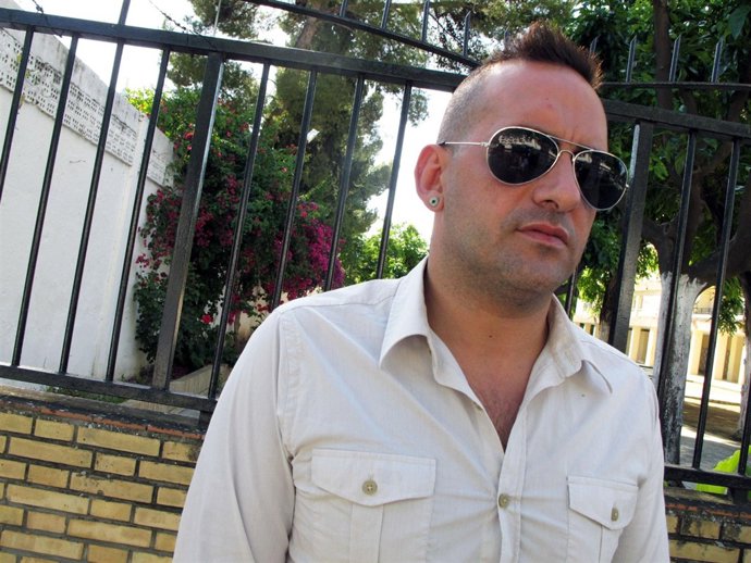 José Carlos Iglesias, Uno De Los Gays Expulsados De Una Caseta