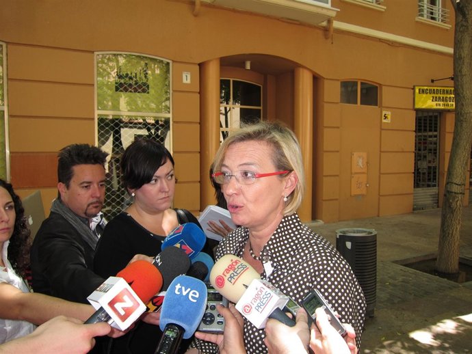 Eva Almunia Atiende A Los Medios En Zaragoza