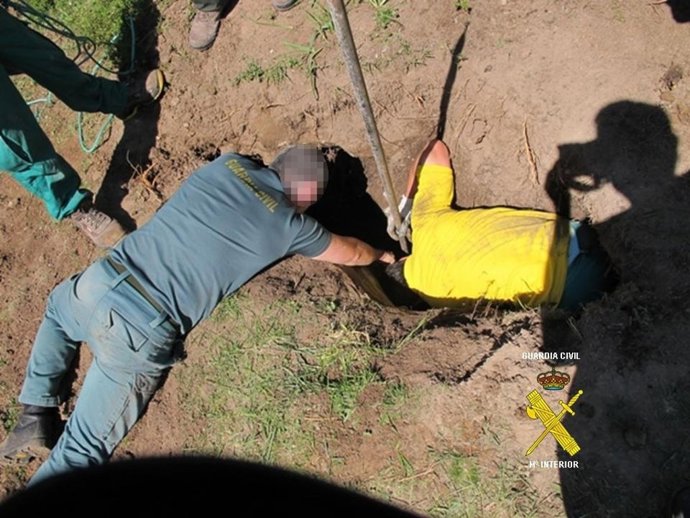 El Seprona Rescata A Un Perro Del Interior De Una Sima