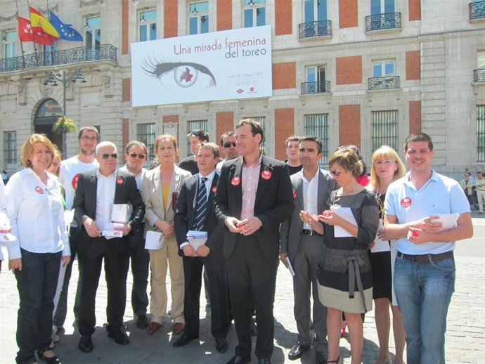 Gómez Y Socialistas En Sol Repartiendo Información Contra Copago